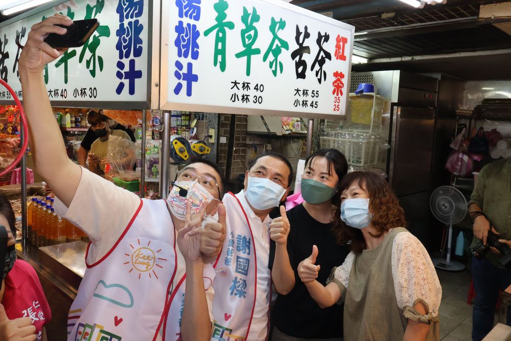 謝國樑與侯友宜開心與市民合照。戴之聖攝