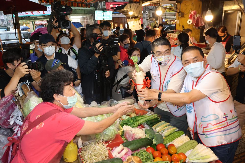 民眾送上菜頭表示好彩頭。戴之聖攝