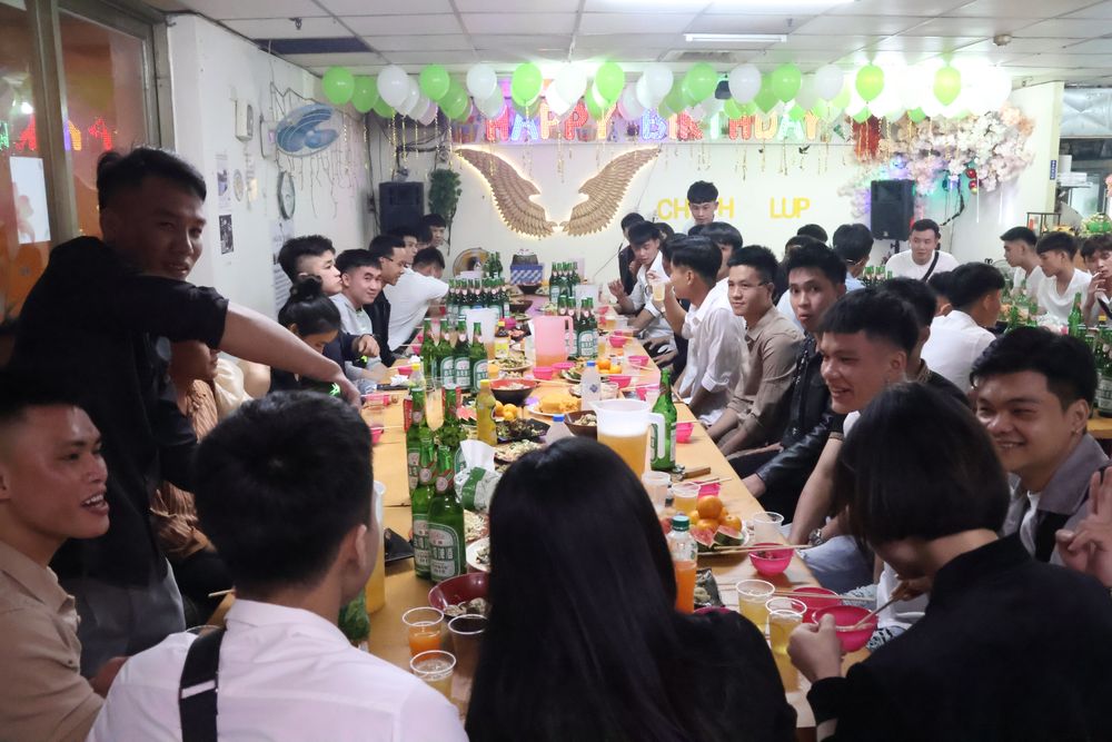 越籍移工在餐廳辦慶生會，放送的音樂嗨爆整樓。張喆喜攝