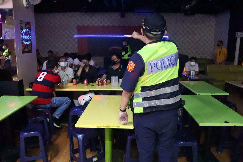 舞客配合受檢。張喆喜攝