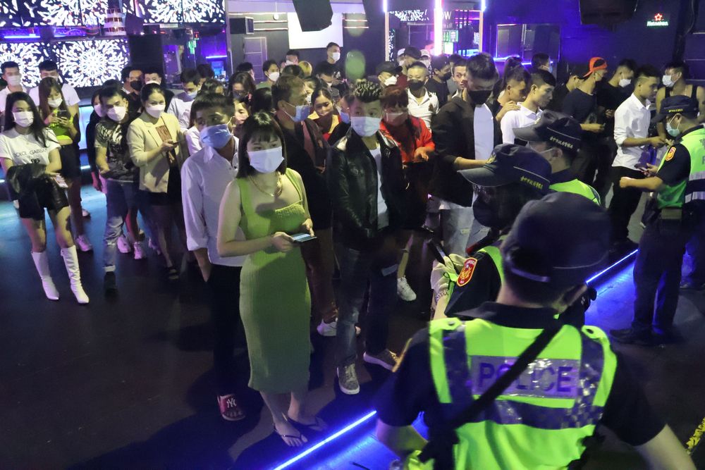 舞客逐一出示證件受檢。張喆喜攝