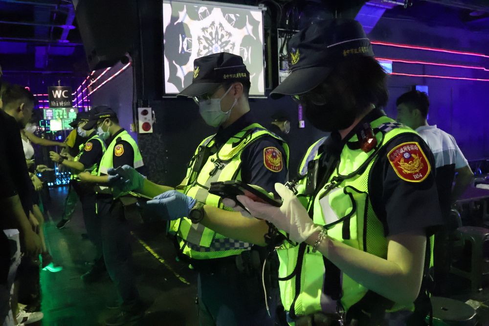 員警仔細比對證件及當事人容貌。張喆喜攝