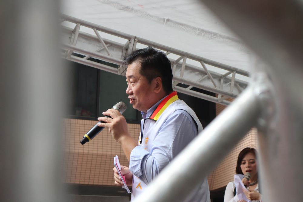 黃希賢認為藍綠2人都淪為「黑金政治」下的產品。戴之聖攝