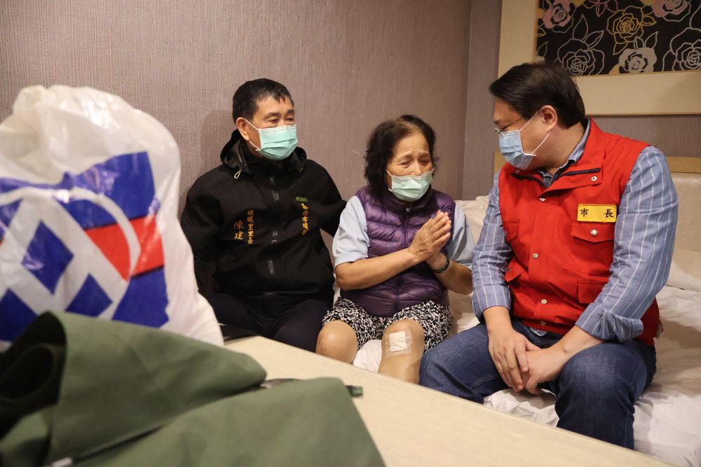 受灾户拜托市长一定要协助灾后重建。戴之圣摄