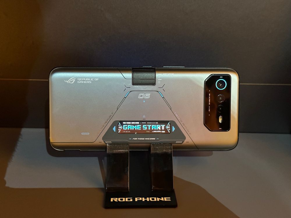 ROG Phone 6D Ultimate 下方具有副螢幕，上方為獨家的「空氣動力散熱閥」。黃子倫攝 