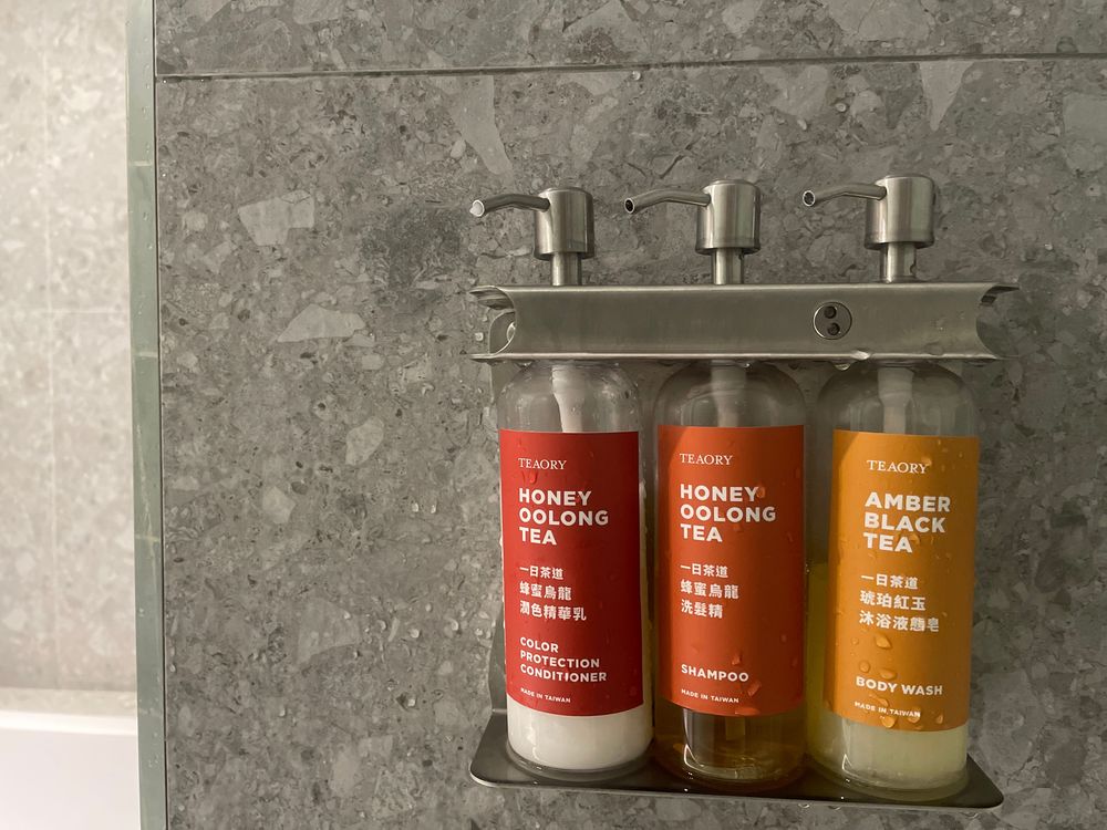 备品特别呼应邻近的大溪茶乡，选用「一日茶道 TEAORY」绿色保养品牌，温润质感的自然茶香氛能洗去一身疲惫。黄盈甄摄