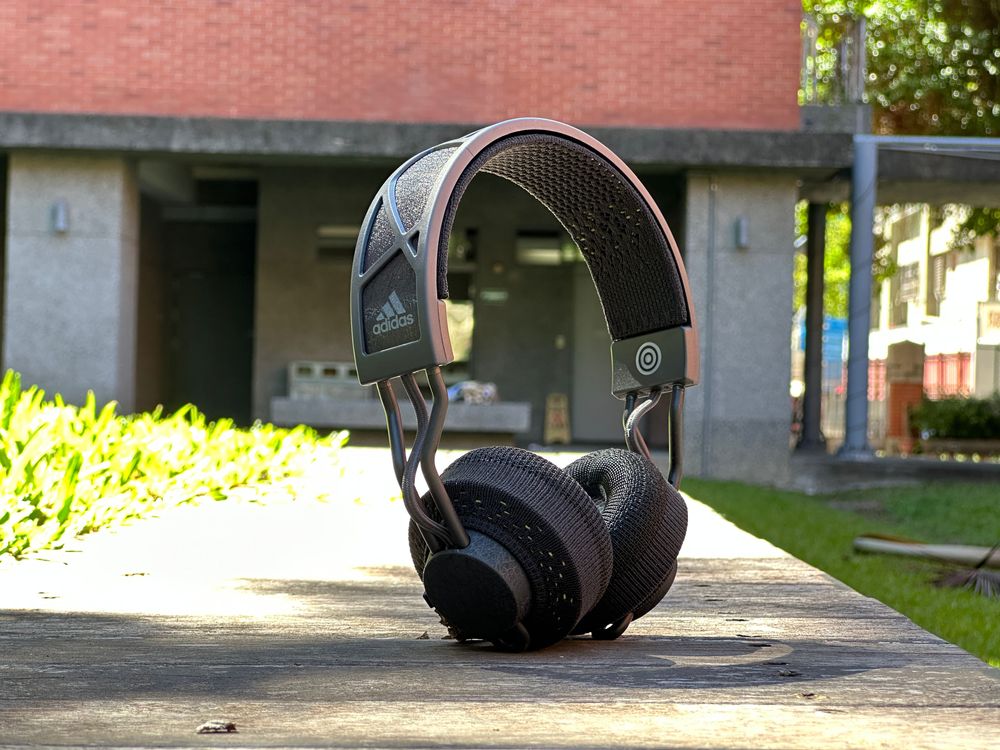 為運動一族、長續航而生的 adidas 首款光能運動耳機 RPT-02 SOL。黃子倫攝