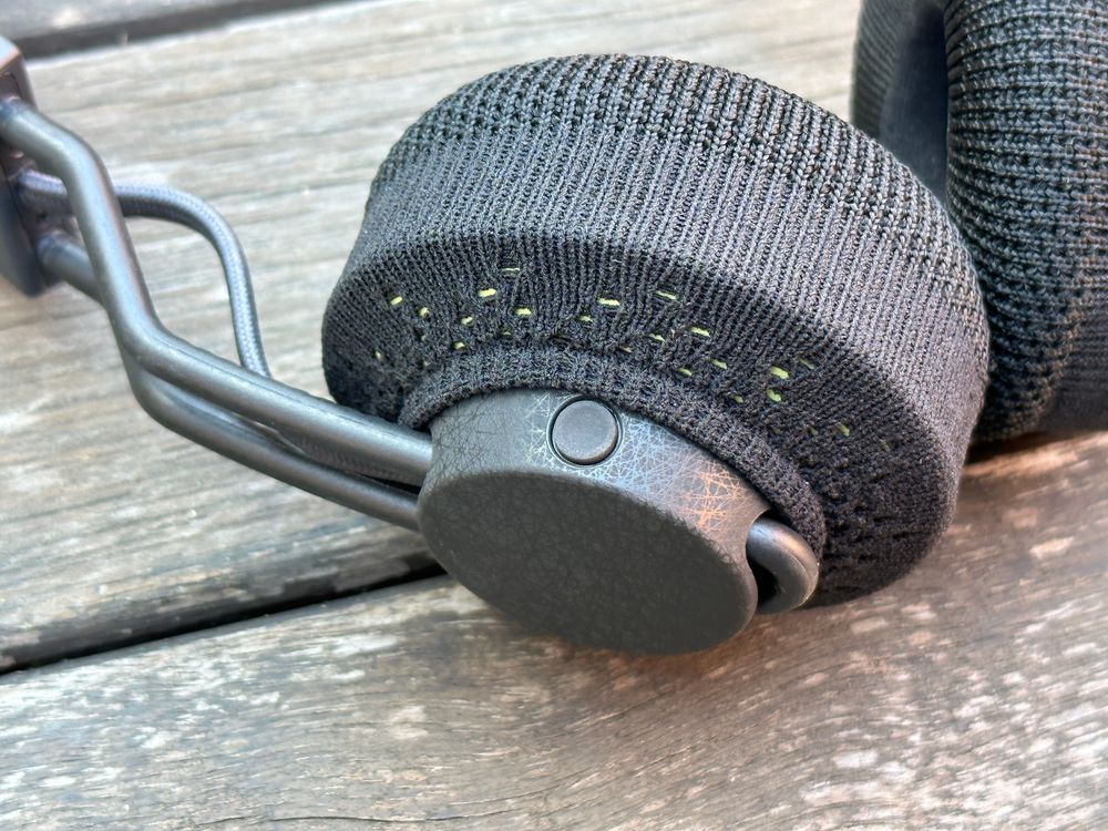 左側耳罩的功能按鈕。黃子倫攝