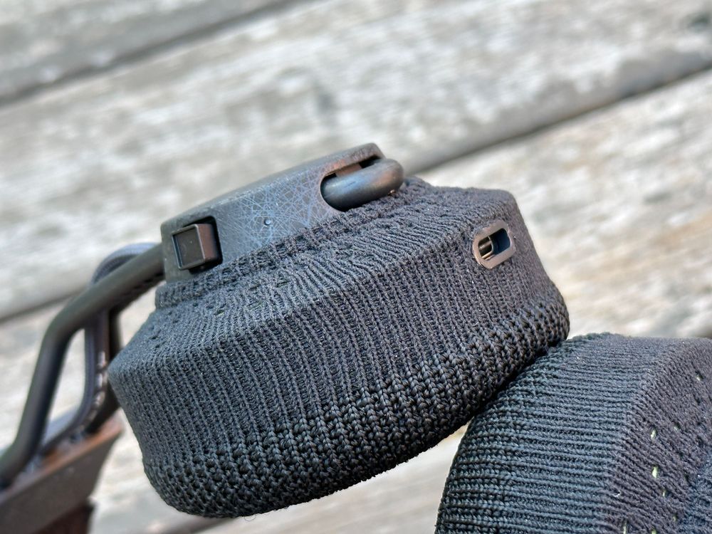 右側耳罩上的控制旋鈕與 USB-C 充電埠。黃子倫攝