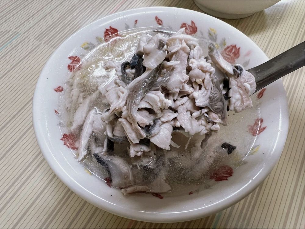 大碗魚湯滿滿魚肉，湯頭鮮甜可口，堅持賣50元，8年未漲。魏嘉良攝