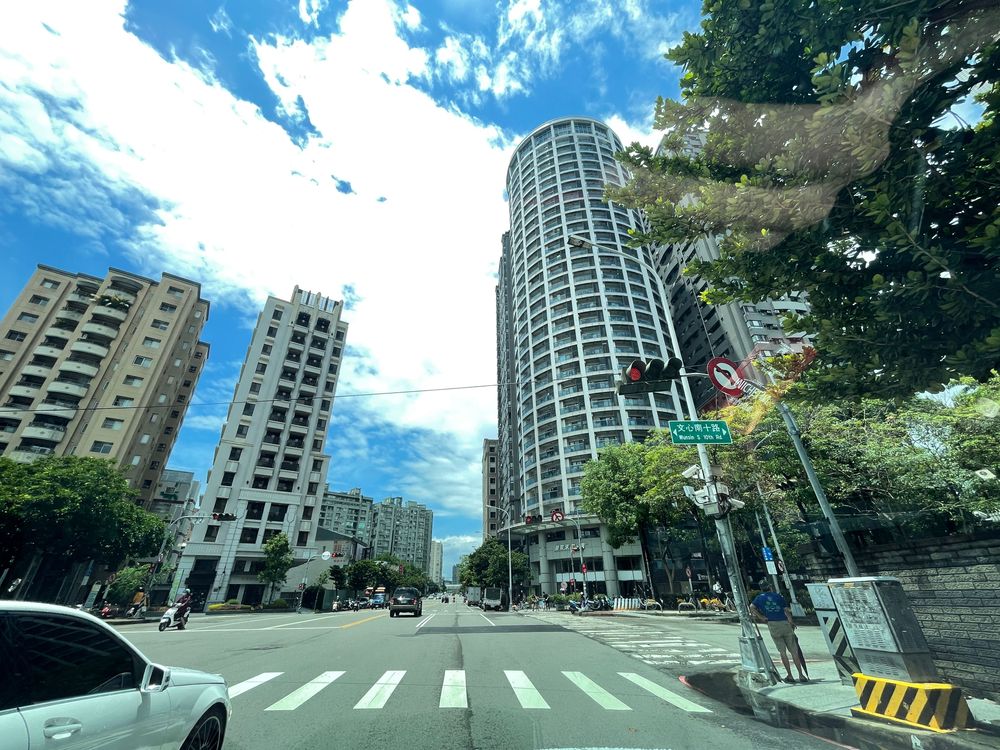 南區新屋去年站上3字頭，今年看到4字頭，速度之快。王鈞生攝