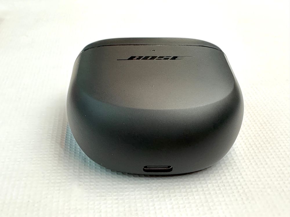 造型更為扁平的充電盒，配有USB-C埠，但沒有支援無線充電。黃子倫攝