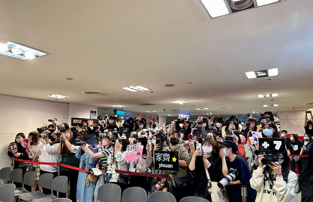 粉絲擠爆記者會場。黃子倫攝