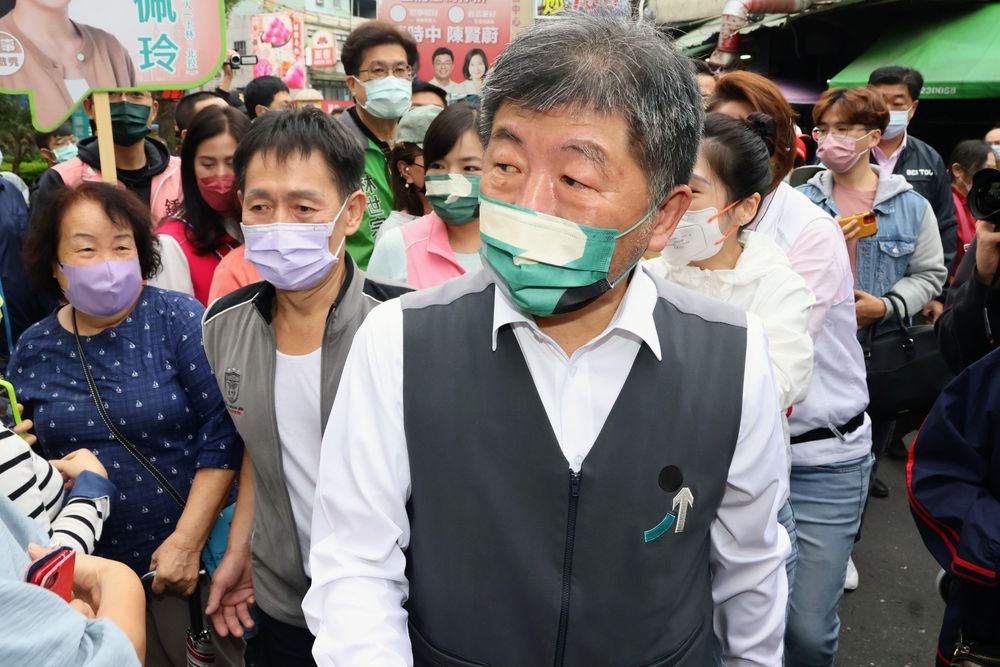 陳時中（前）今天到北投自強市場拜票。趙世平攝