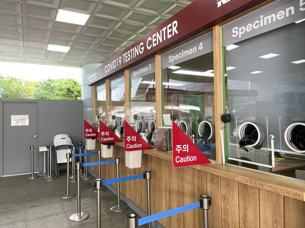 釜山金海機場PCR檢測中心就位於Gate1出口旁。黃盈甄攝