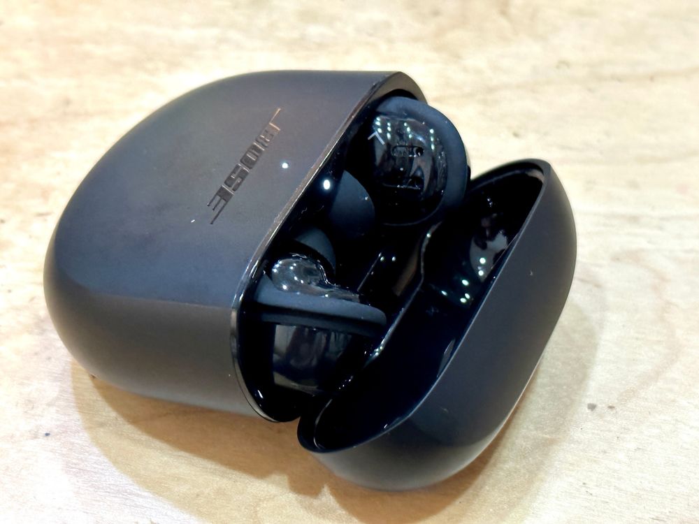 盒內與充電盒正面各有一個指示燈，盒內為配對燈，配對狀態會亮起藍燈，正面的則為電池電量指示燈號。黃子倫攝