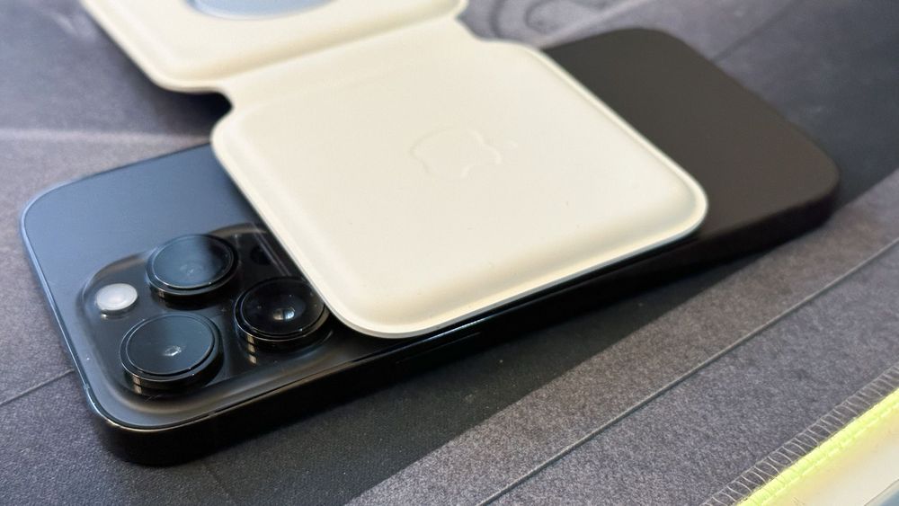 iPhone 14 Pro过大的相机模组，与6.1吋萤幕机身，无法契合MagSafe双充电器。黄子伦摄