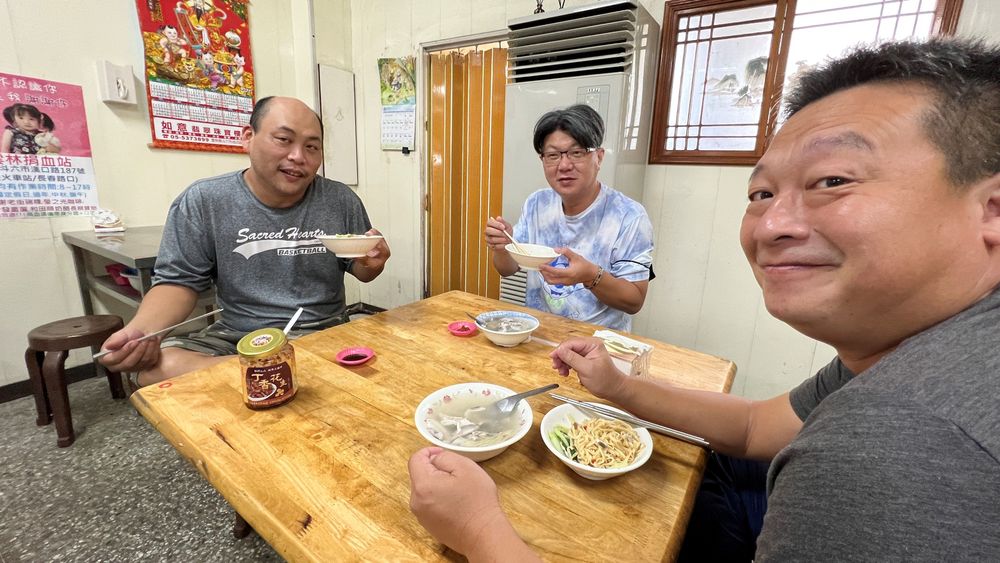 三名老顧客同桌內用，對該店魚湯和陽春麵好味道讚不絕口。魏嘉良攝