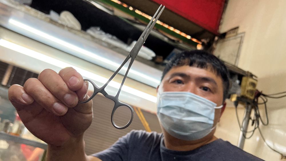 謝宏昌一手止血鉗除刺功夫，顧客親眼看完直呼好厲害。魏嘉良攝
