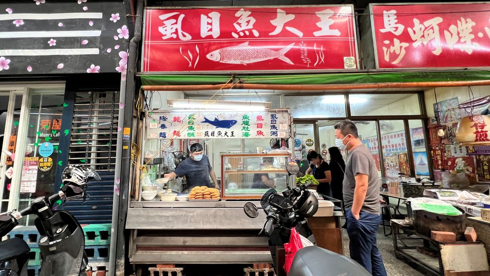 營業時間未到，已有客人迫不及待在旁等候。魏嘉良攝