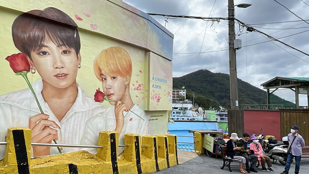 出生於釜山的韓國知名偶像團體壁畫。黃盈甄攝