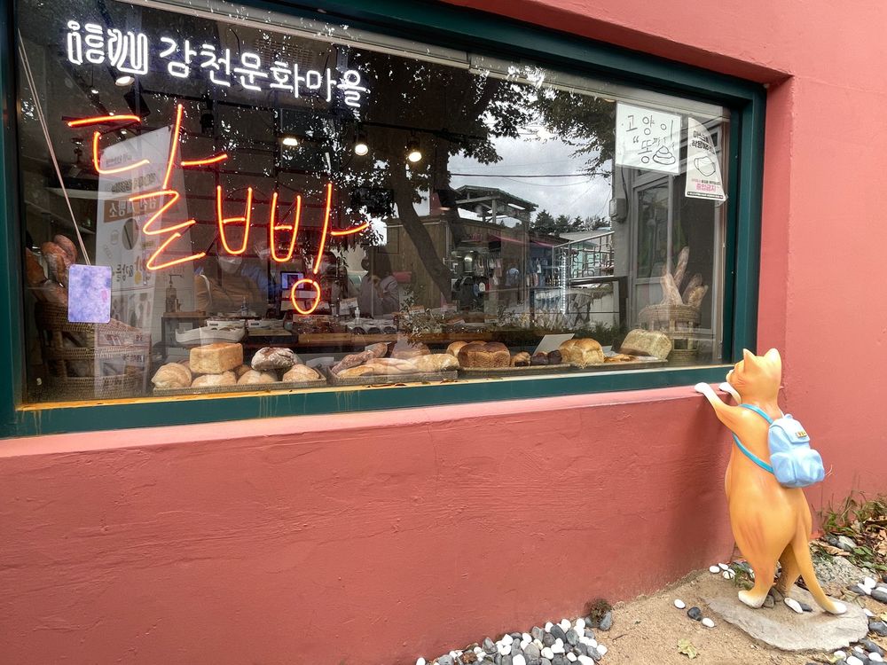 街道上隨處可見可愛的店家。黃盈甄攝