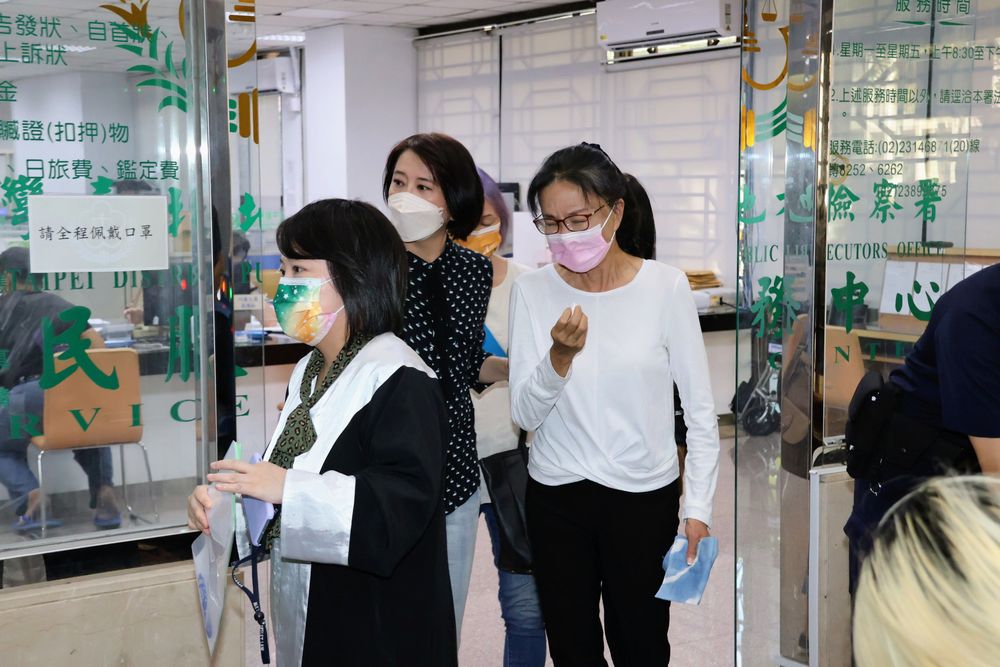張淑娟和律師進入地檢署遞狀。趙世平攝