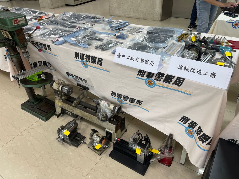 警方破獲地下兵工廠改槍證物。翻攝畫面