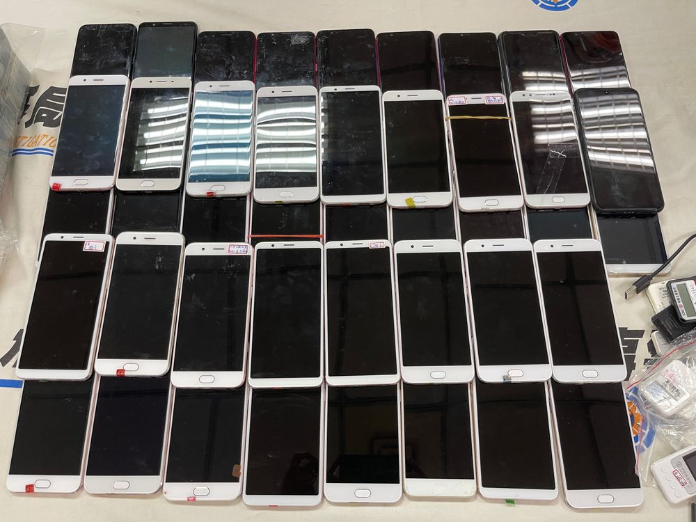 楊男等人的假投資詐騙集團，使用大量手機。刑事局提供