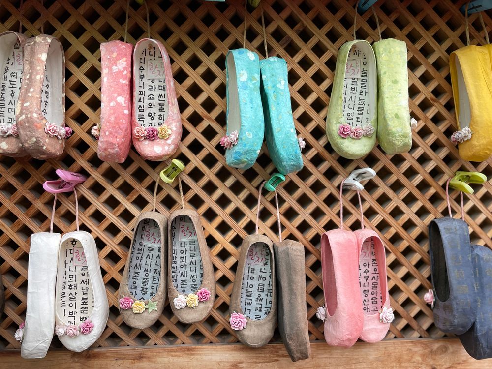 伴手禮店販售許多韓國特色小物。黃盈甄攝