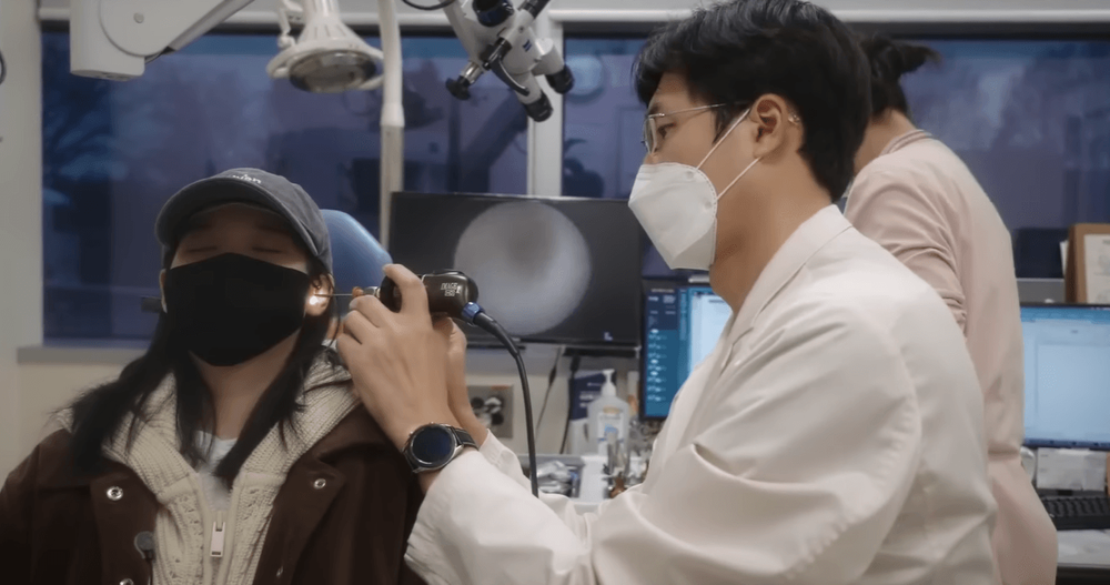 IU接受檢查後，被醫生診斷為「耳咽管開放症」。翻攝YouTube