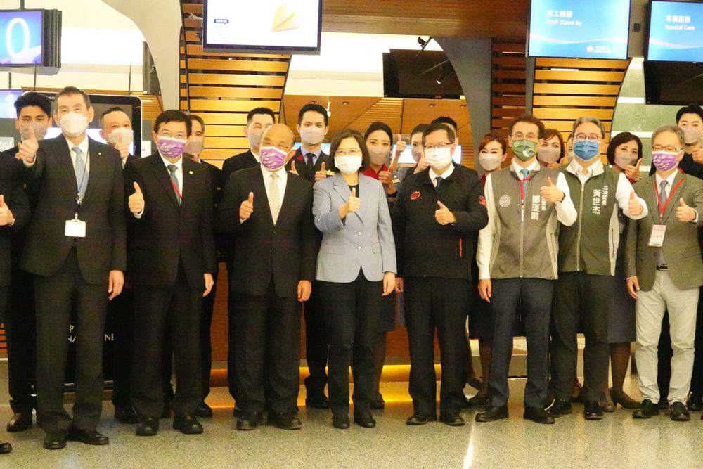 蔡英文慰勉機場工作人員。施昂強攝