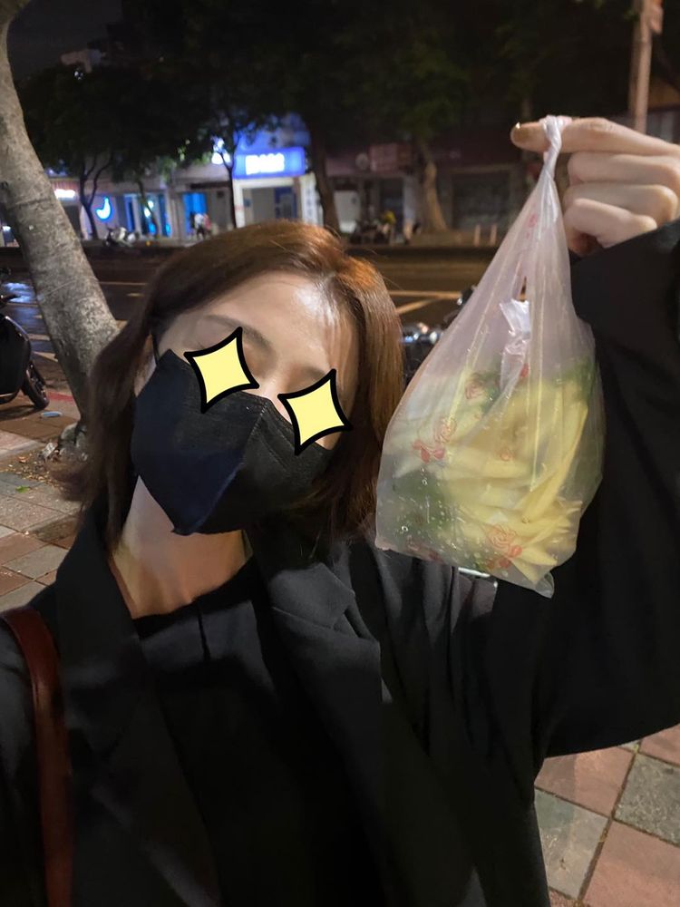 邵雨薇先後掏1100元買下阿婆所有的玉蘭花,整個「包軌」卻苦了吳慷仁。翻攝臉書「吳慷仁Kang Ren Wu」
