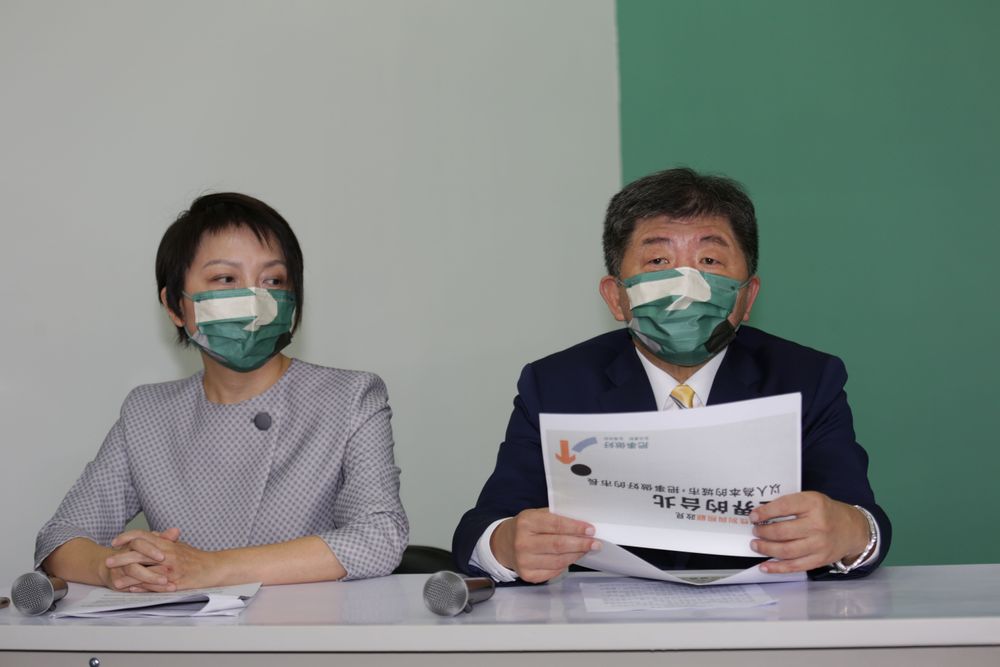 范雲（左起）和陳時中今針對政見提出說明與看法。翁玉信攝