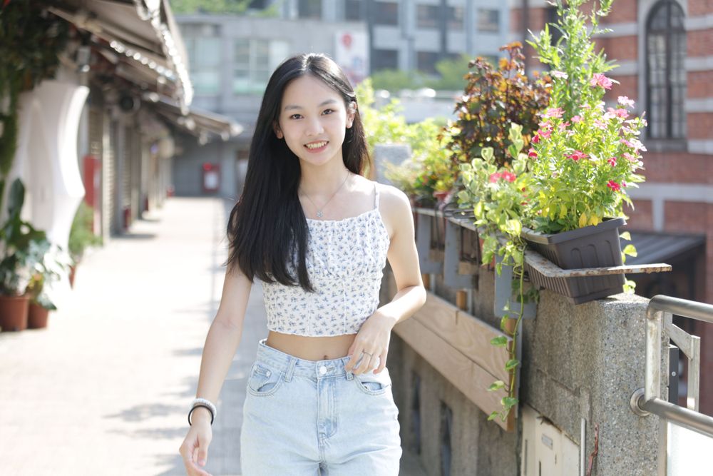 安有著甜美的笑容。翁玉信攝