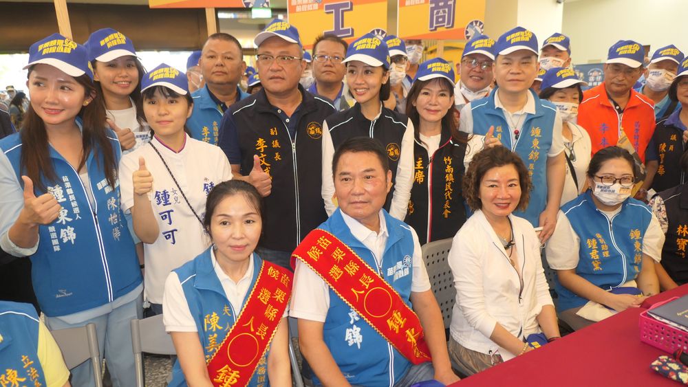 鍾東錦9月初登記參選縣長時，徐耀昌妻子蔡麗卿（ 右）全程陪同，展現徐全力支持鍾的決心。楊永盛攝