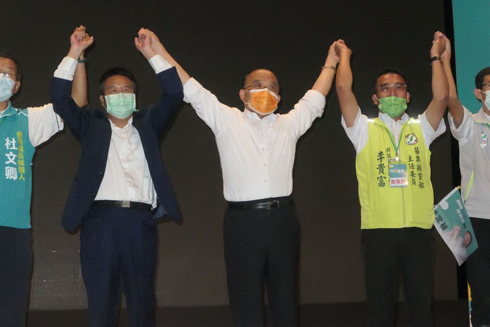 蘇貞昌細數民進黨執政成績、為苗栗建設貢獻，藉此拉台苗栗縣長參選人徐定禎（左2）的選情。楊永盛攝