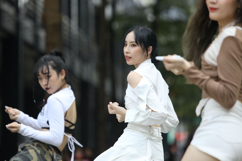 立婕與朋友一起在台北信義商圈跳舞拍片，吸引不少人圍觀，還有粉絲找她合照。陳明中攝