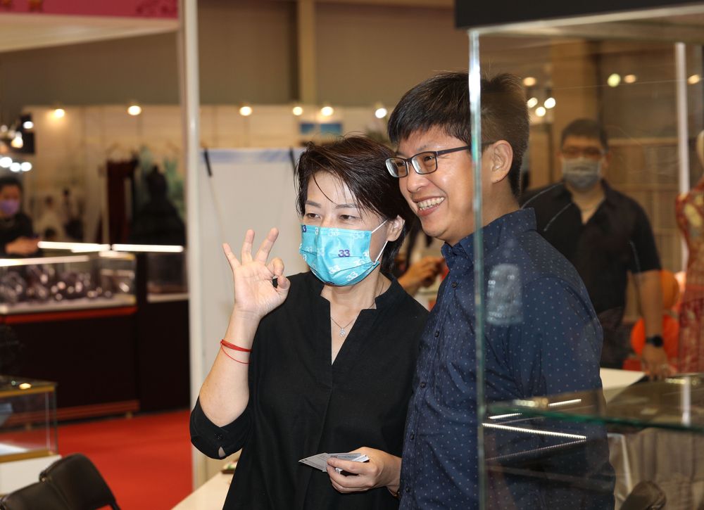 黃珊珊在婚紗展發名片並和支持者合照。陳明中攝