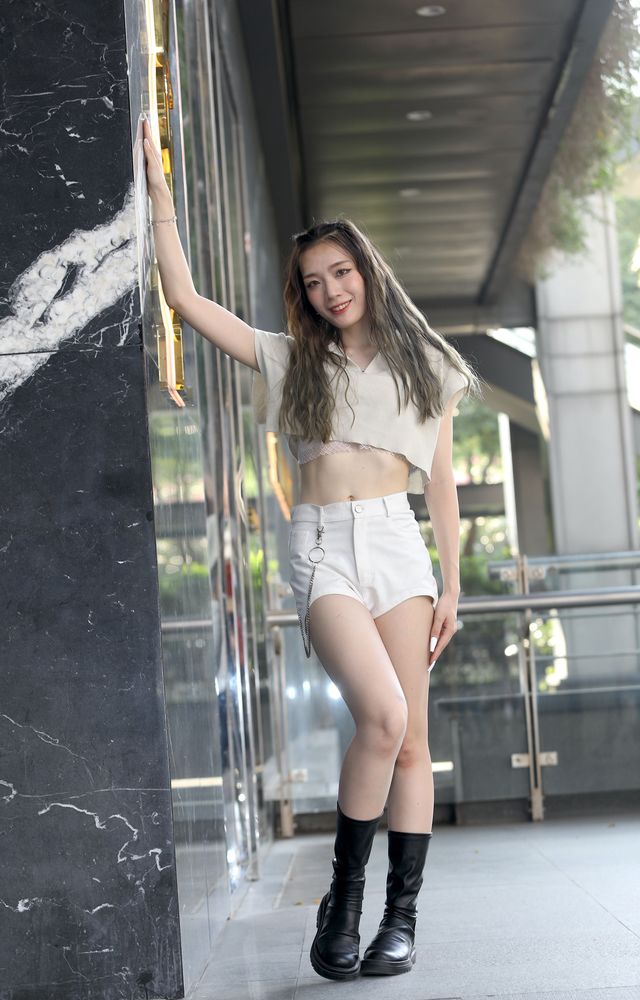 欣谕除了爱跳舞外，也喜欢拍照跟画画。陈明中摄