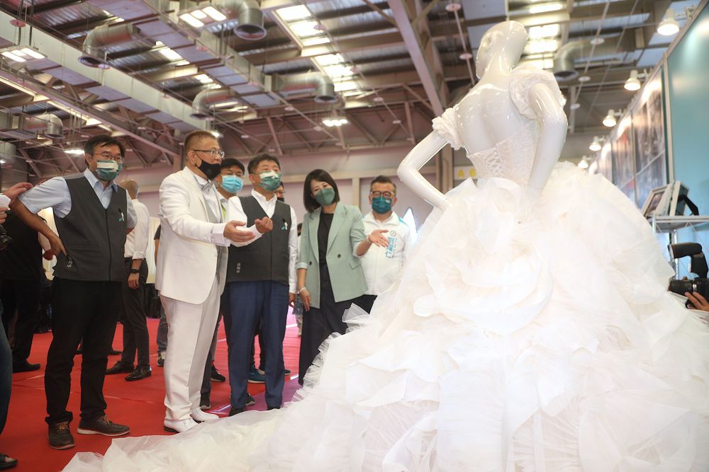 陳時中（左3）今天出席「2022台北秋季結婚購物節」。陳明中攝