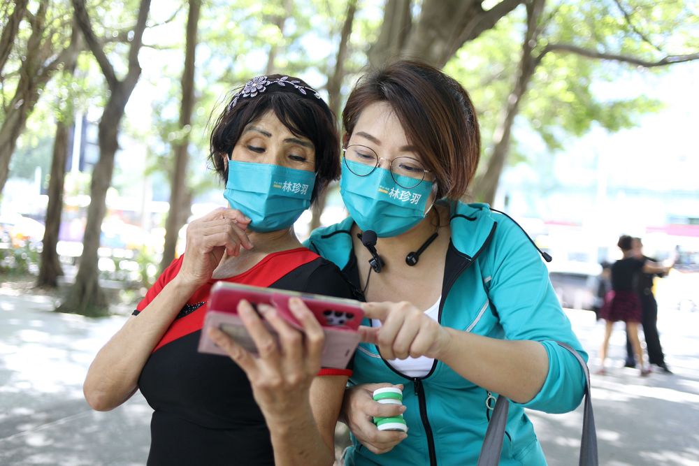 柯文哲指教林珍羽要好好選舉。陳明中攝