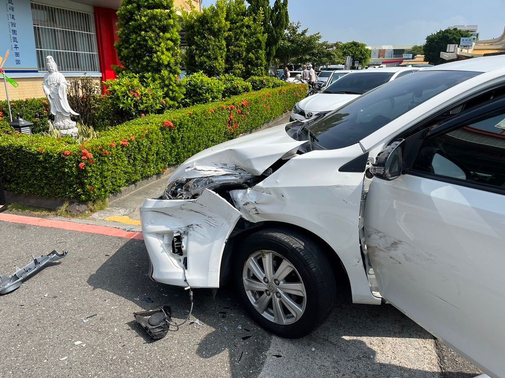 靈車倒退嚕撞上轎車,造成轎車車頭毀損。民眾提供