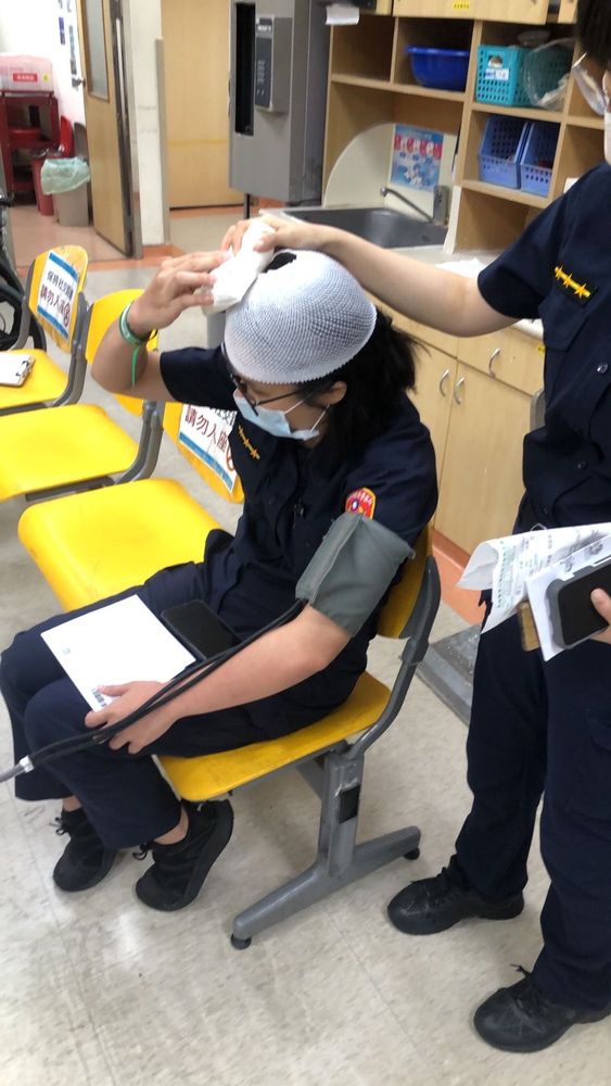 鼎山所女警逮捕毒蟲過程中頭部受傷,幸好就醫後無大礙。讀者提供