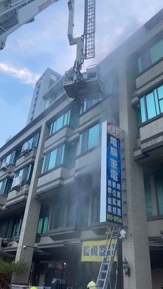 云梯车升梯救下受困民众。民众提供