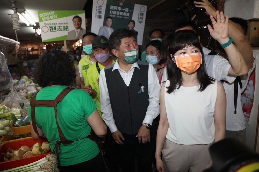 高嘉瑜(右)說,歌聲交給他,陳時中負責提政見就好。陳明中攝