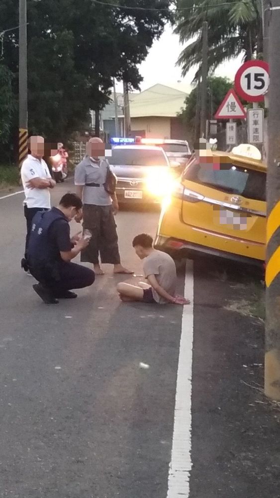 警方到場與力姓運匠合力逮捕周姓嫌犯。讀者提供