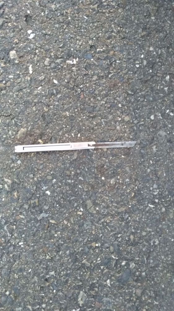 周姓男子拿起力姓運匠放在置物籃的美工刀,殺傷力男的右耳及右手虎口。讀者提供