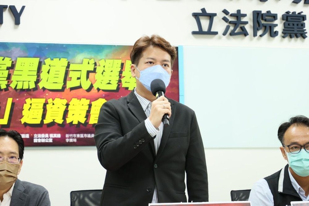 邱臣遠怒斥民進黨打擊在野黨參選人,比當初的國民黨還可惡。民眾黨提供