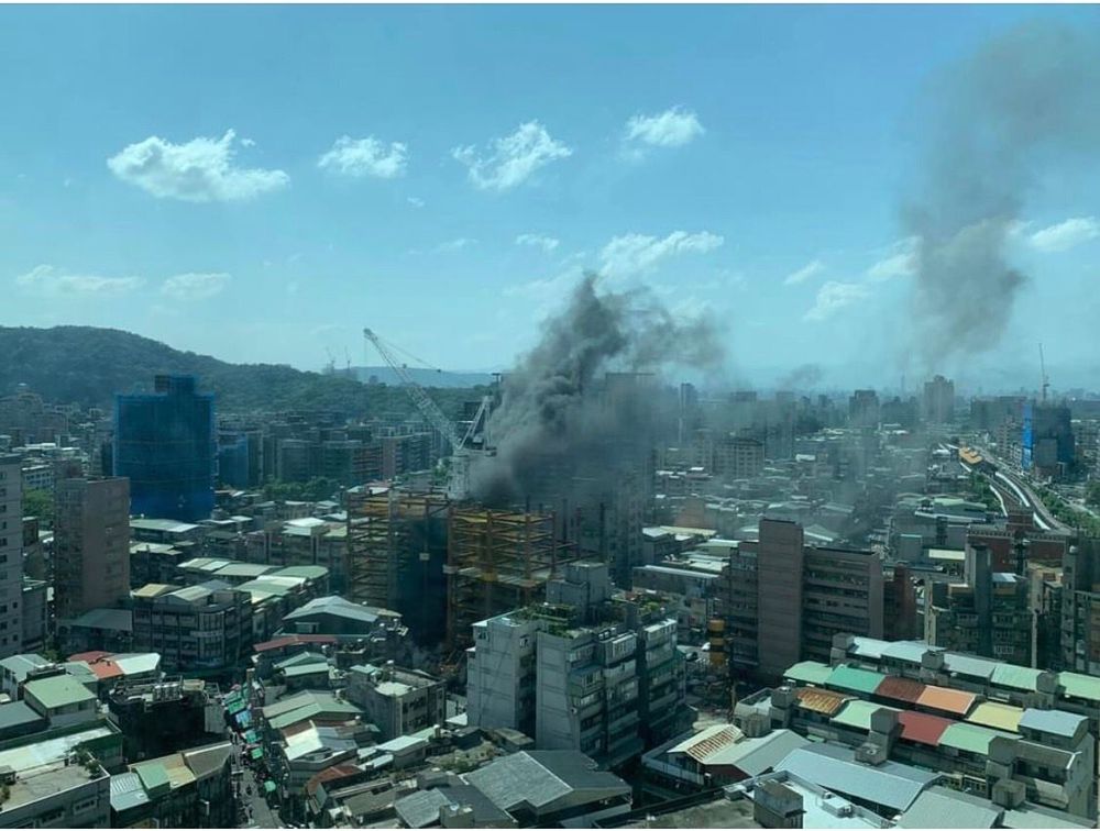 北市北投一處工地今早發生火警,現場黑煙密布。翻攝臉書靠北北投幫
